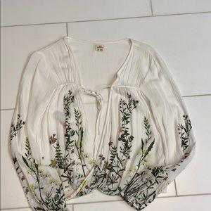 Long sleeve floral print top.